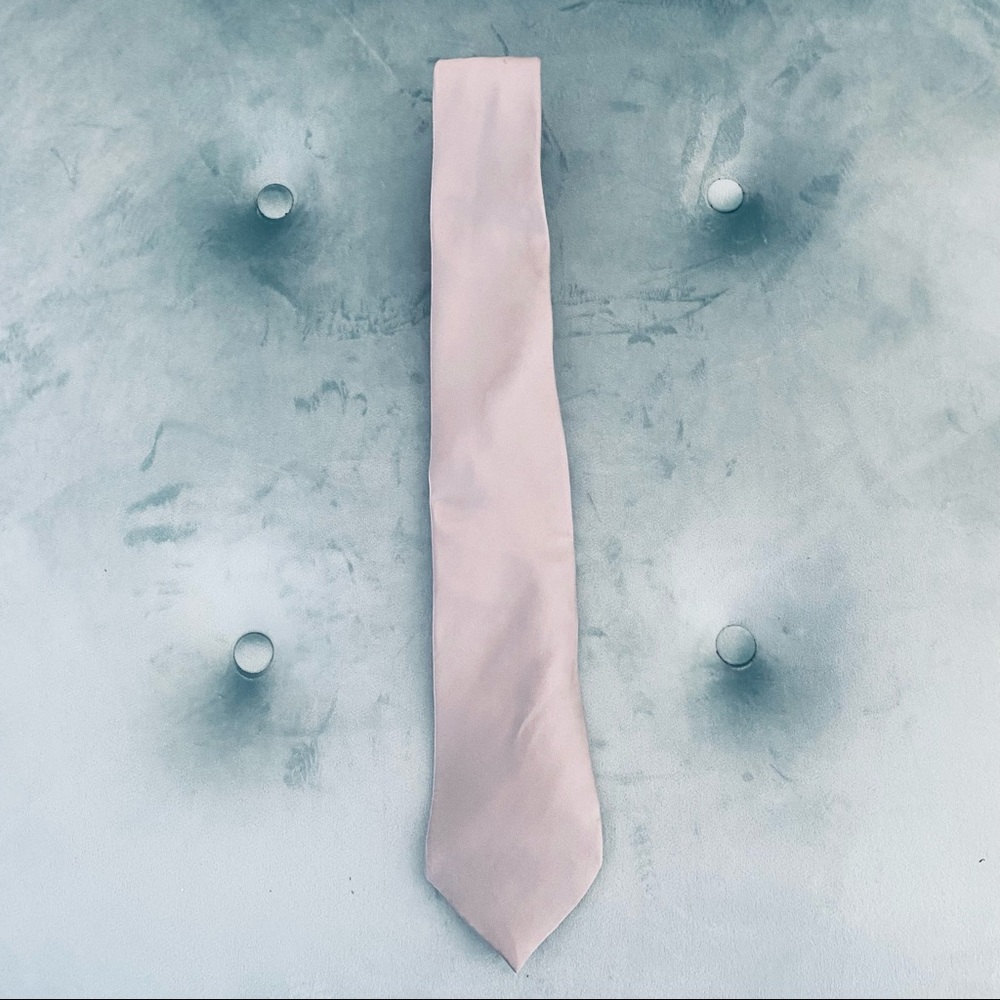 Men’s silver tie